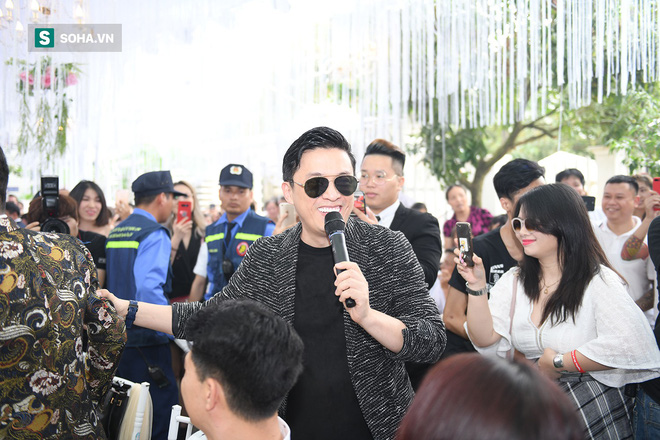 Đám cưới Hữu Công và con gái Mr Đàm: Dân làng ùa ra xem Mr Đàm, Lam Trường hát chúc mừng