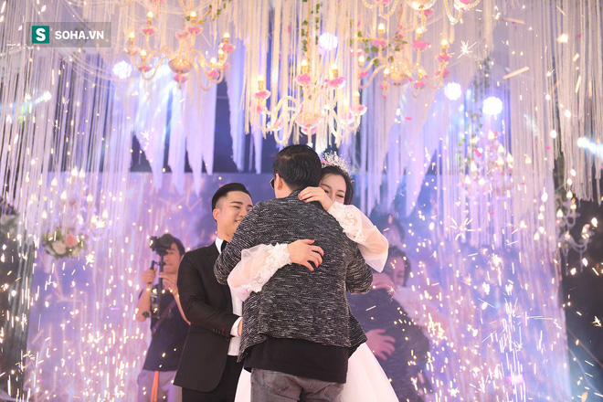 Đám cưới Hữu Công và con gái Mr Đàm: Dân làng ùa ra xem Mr Đàm, Lam Trường hát chúc mừng