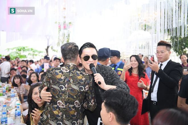 Đám cưới Hữu Công và con gái Mr Đàm: Dân làng ùa ra xem Mr Đàm, Lam Trường hát chúc mừng Đám cưới Hữu Công và con gái Mr Đàm: Dân làng ùa ra xem Mr Đàm, Lam Trường hát chúc mừng