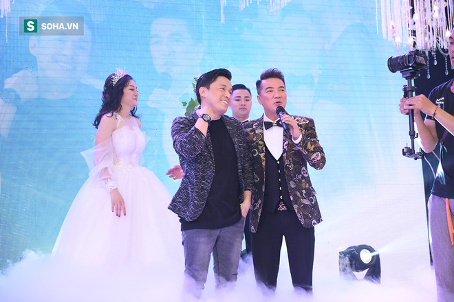 Đám cưới Hữu Công và con gái Mr Đàm: Dân làng ùa ra xem Mr Đàm, Lam Trường hát chúc mừng Đám cưới Hữu Công và con gái Mr Đàm: Dân làng ùa ra xem Mr Đàm, Lam Trường hát chúc mừng