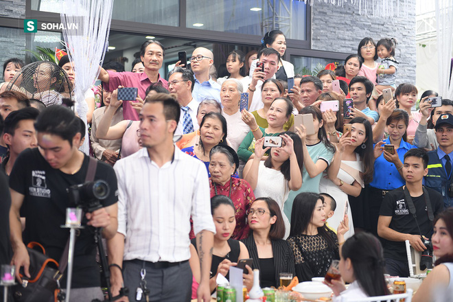 Đám cưới Hữu Công và con gái Mr Đàm: Dân làng ùa ra xem Mr Đàm, Lam Trường hát chúc mừng