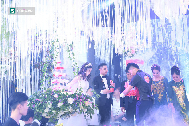 Đám cưới Hữu Công và con gái Mr Đàm: Dân làng ùa ra xem Mr Đàm, Lam Trường hát chúc mừng