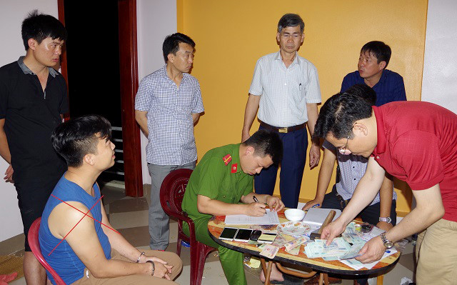 30 người đánh bạc trong căn nhà bốn tầng ở Hà Nam