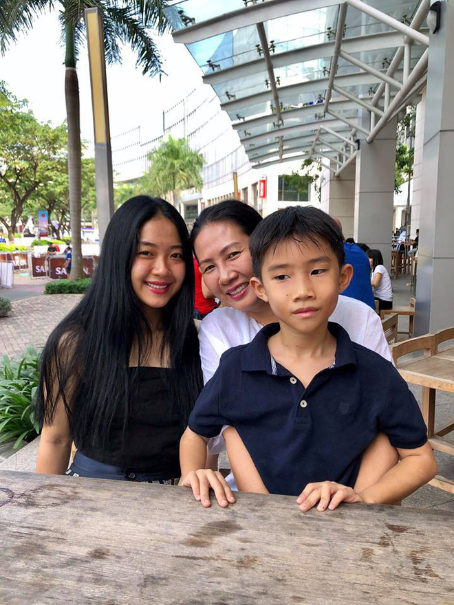Nữ Giám đốc làm mẹ đơn thân tiếp tục gây bão MXH khi chia sẻ quan điểm: Sự nuông chiều của cha mẹ tạo nên những đứa con vô ơn Nữ Giám đốc làm mẹ đơn thân tiếp tục gây bão MXH khi chia sẻ quan điểm: Sự nuông chiều của cha mẹ tạo nên những đứa con vô ơn