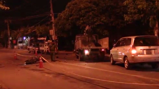 Vượt ô tô 7 chỗ, xe tải cẩu tông chết thanh niên