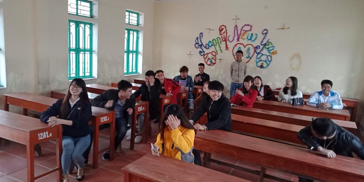 Chuyện xúc động phía sau chiếc áo trắng vẽ đủ mặt 50 thành viên trong lớp: Nhớ quá cấp 3 ơi!