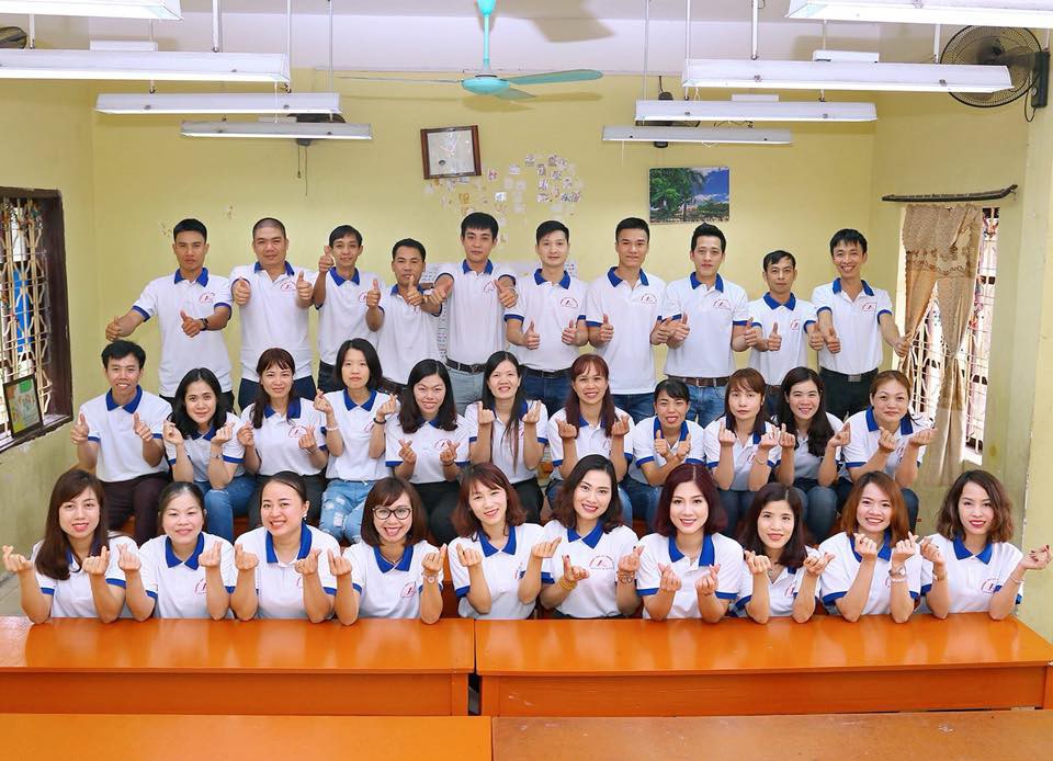 Chuyện xúc động phía sau chiếc áo trắng vẽ đủ mặt 50 thành viên trong lớp: Nhớ quá cấp 3 ơi!