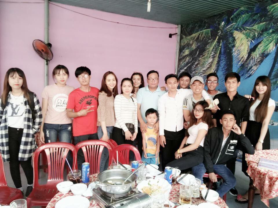 Chuyện xúc động phía sau chiếc áo trắng vẽ đủ mặt 50 thành viên trong lớp: Nhớ quá cấp 3 ơi!