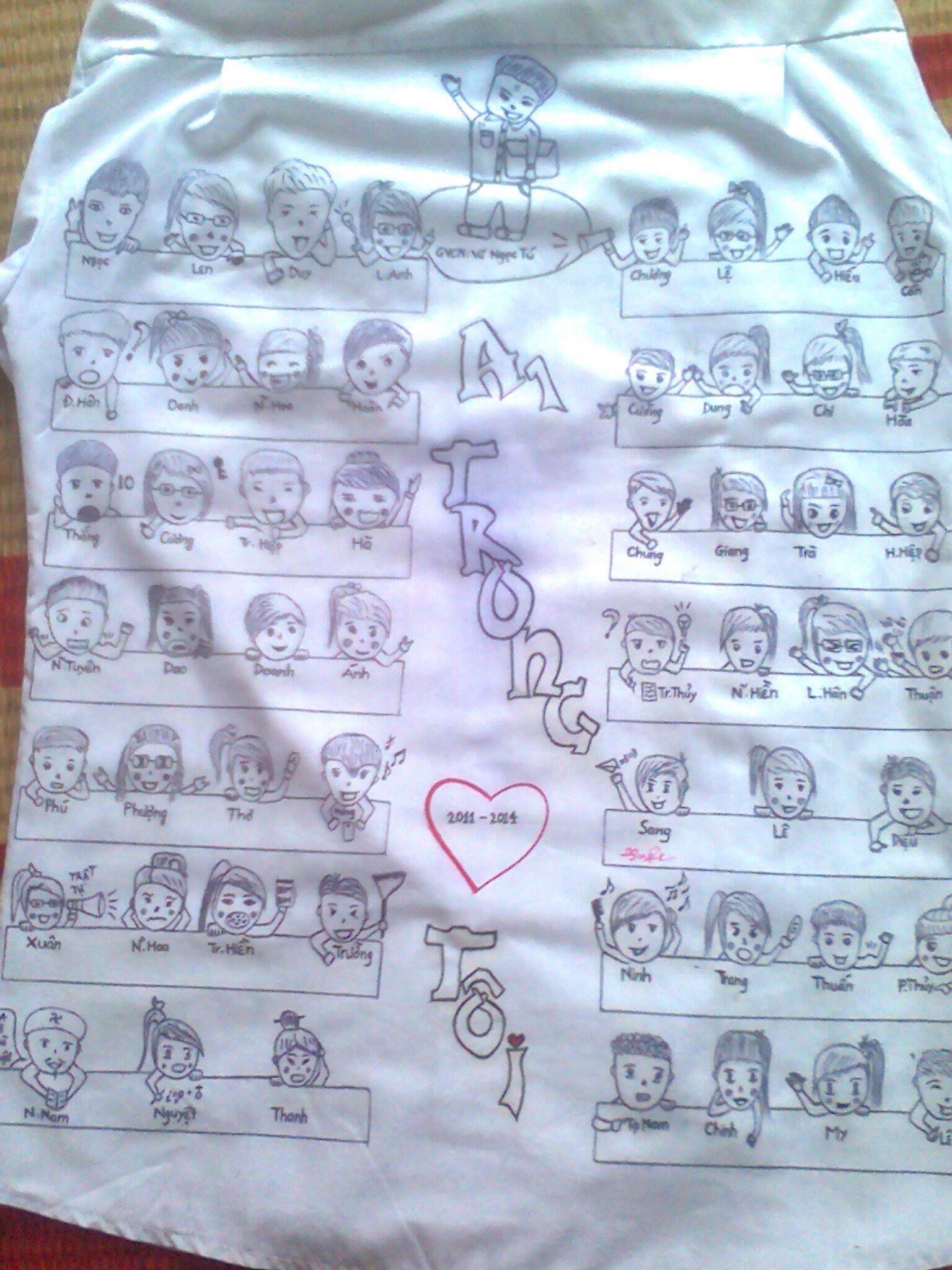 Chuyện xúc động phía sau chiếc áo trắng vẽ đủ mặt 50 thành viên trong lớp: Nhớ quá cấp 3 ơi!