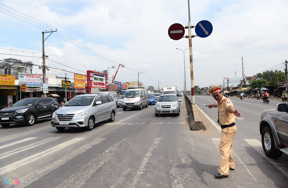 Trạm thu phí ở Vũng Tàu xả cửa vì người dân ùn ùn đi nghỉ lễ