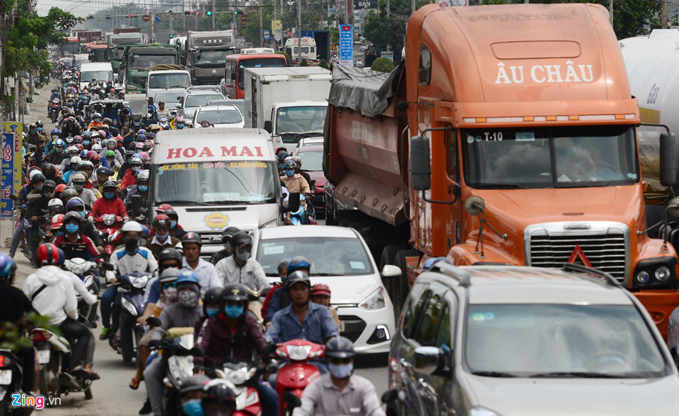 Trạm thu phí ở Vũng Tàu xả cửa vì người dân ùn ùn đi nghỉ lễ