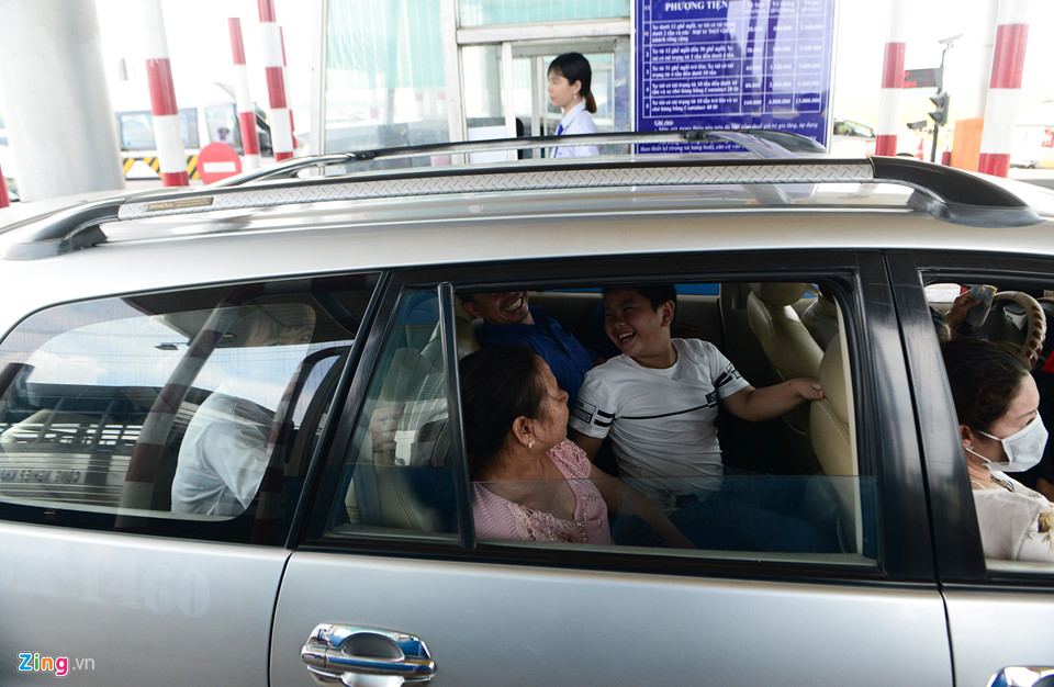 Trạm thu phí ở Vũng Tàu xả cửa vì người dân ùn ùn đi nghỉ lễ