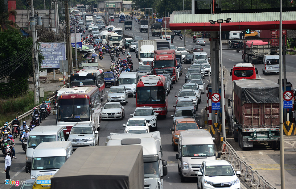 Trạm thu phí ở Vũng Tàu xả cửa vì người dân ùn ùn đi nghỉ lễ