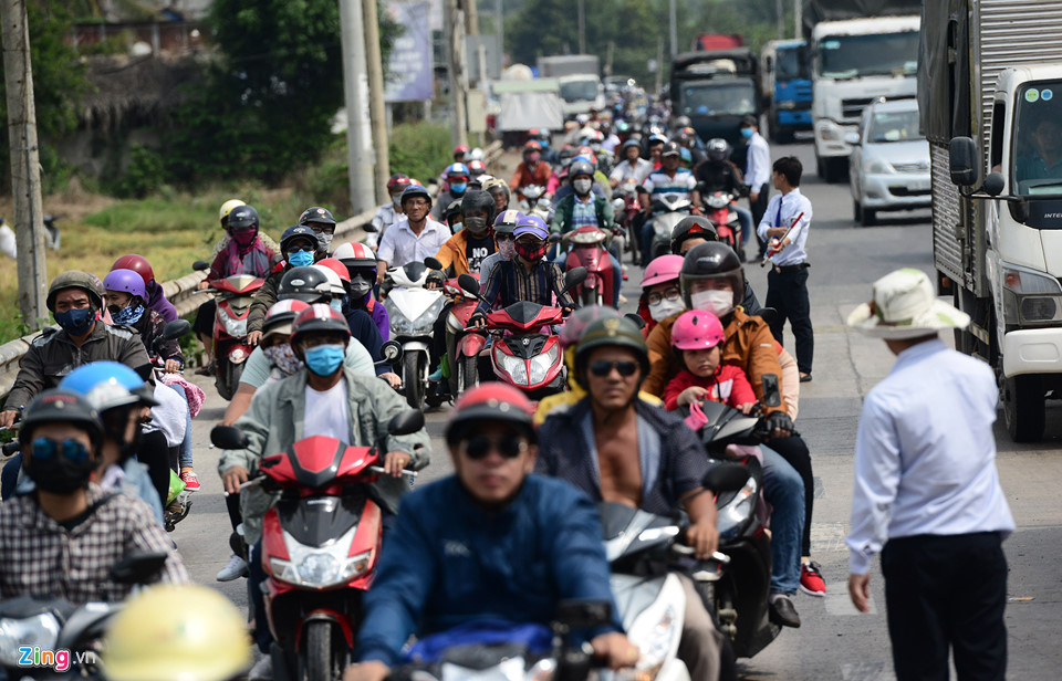 Trạm thu phí ở Vũng Tàu xả cửa vì người dân ùn ùn đi nghỉ lễ