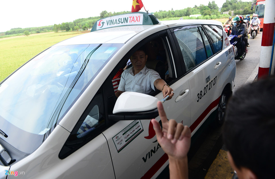 Trạm thu phí ở Vũng Tàu xả cửa vì người dân ùn ùn đi nghỉ lễ