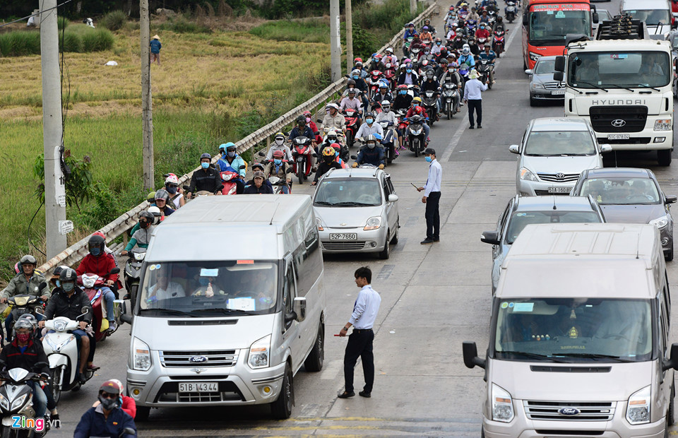 Trạm thu phí ở Vũng Tàu xả cửa vì người dân ùn ùn đi nghỉ lễ