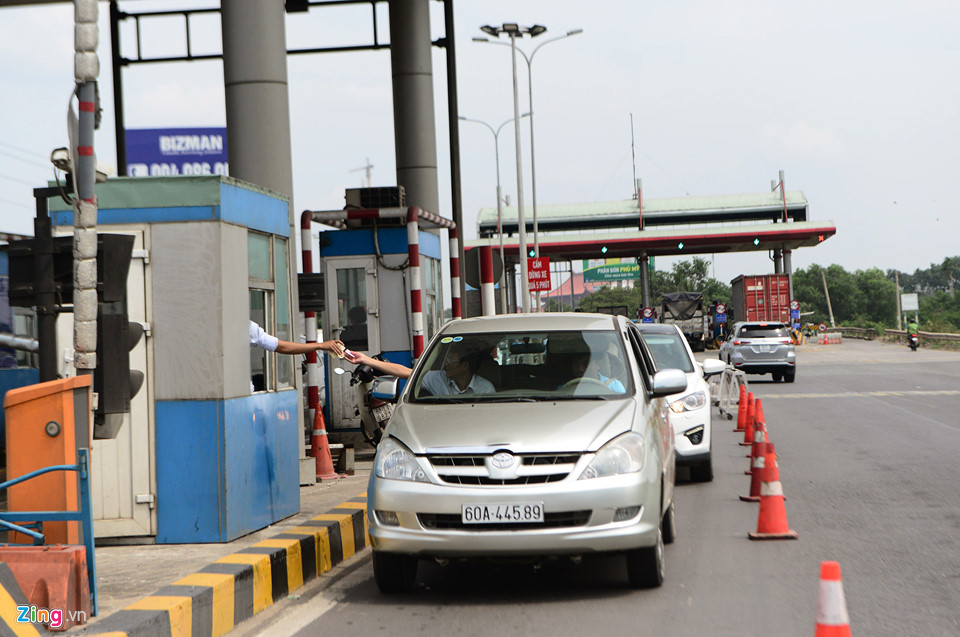 Trạm thu phí ở Vũng Tàu xả cửa vì người dân ùn ùn đi nghỉ lễ