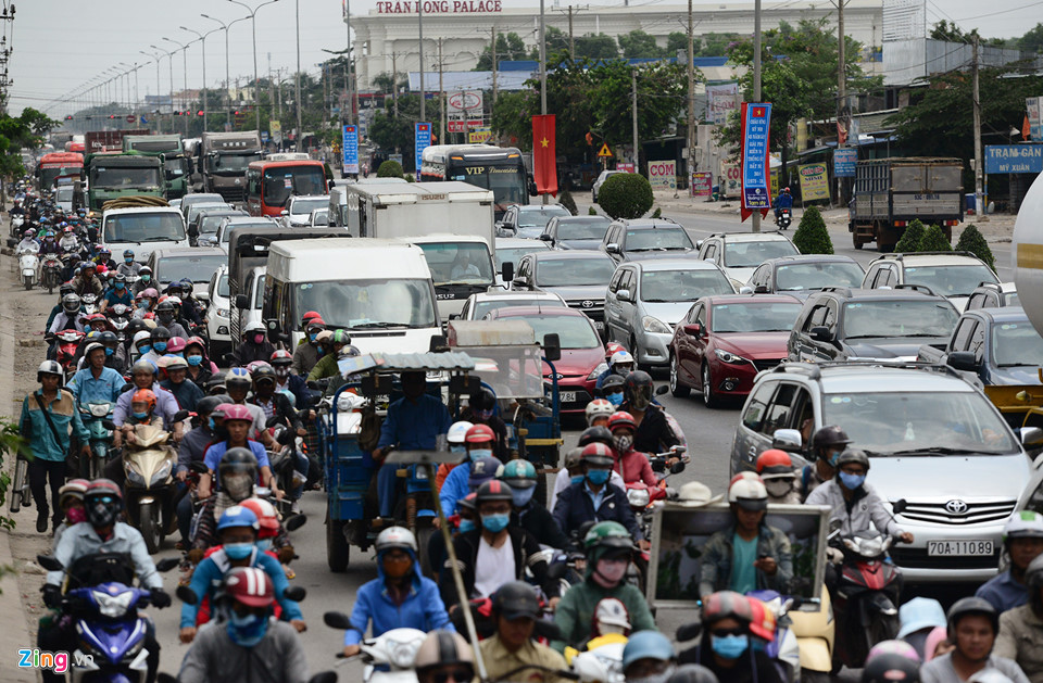 Trạm thu phí ở Vũng Tàu xả cửa vì người dân ùn ùn đi nghỉ lễ