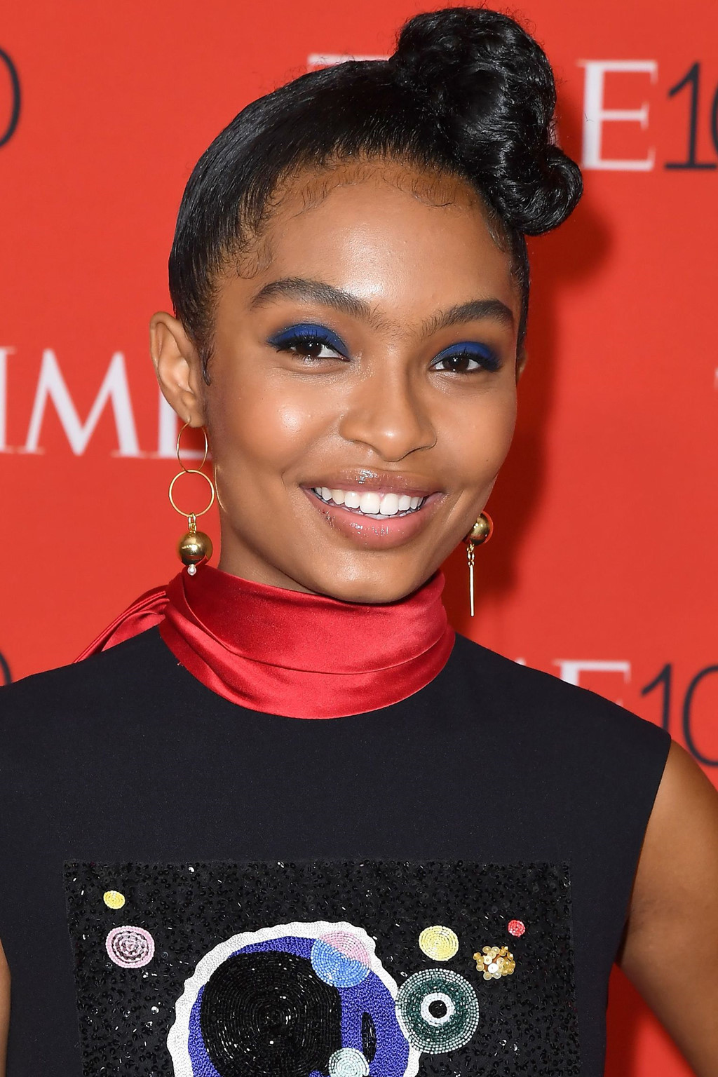 Sao lăng xê xu hướng trang điểm mắt đậm, môi nhạt