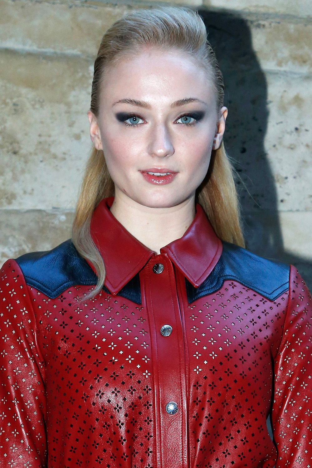 Sao lăng xê xu hướng trang điểm mắt đậm, môi nhạt