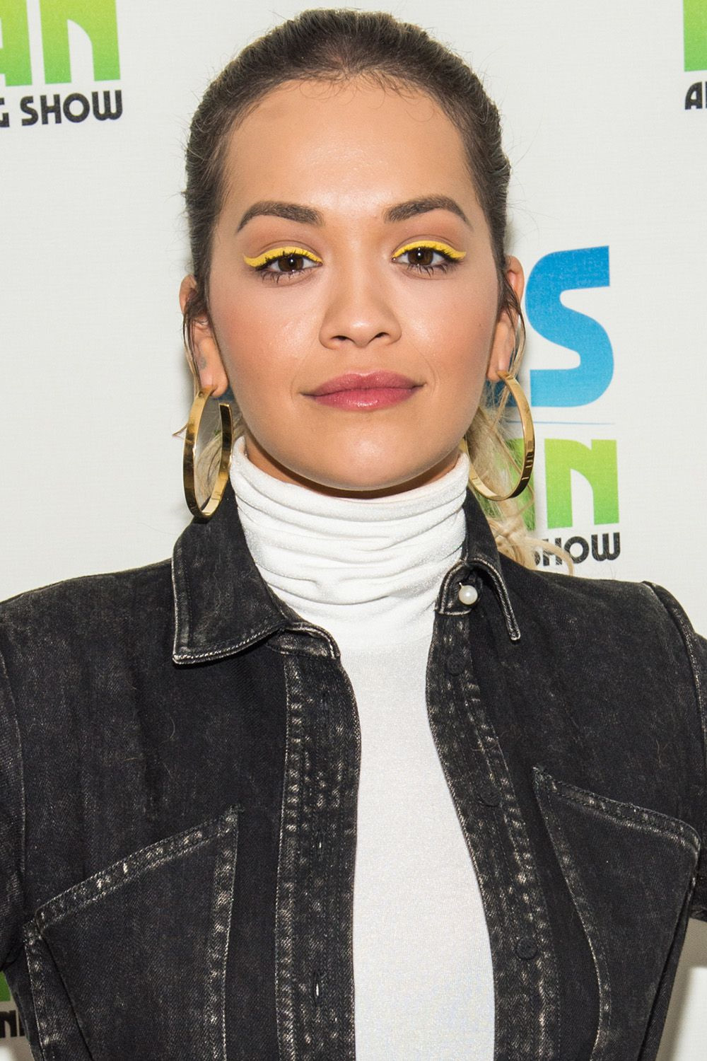 Sao lăng xê xu hướng trang điểm mắt đậm, môi nhạt