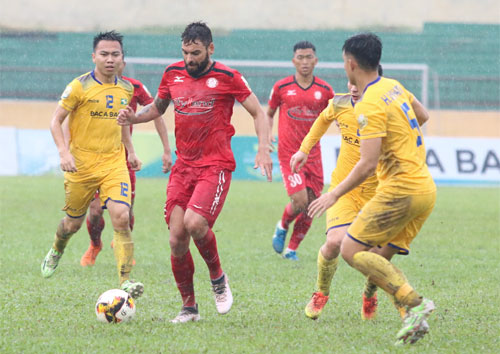 Tuyển thủ U23 Việt Nam giúp SLNA loại TP HCM ở Cúp Quốc gia
