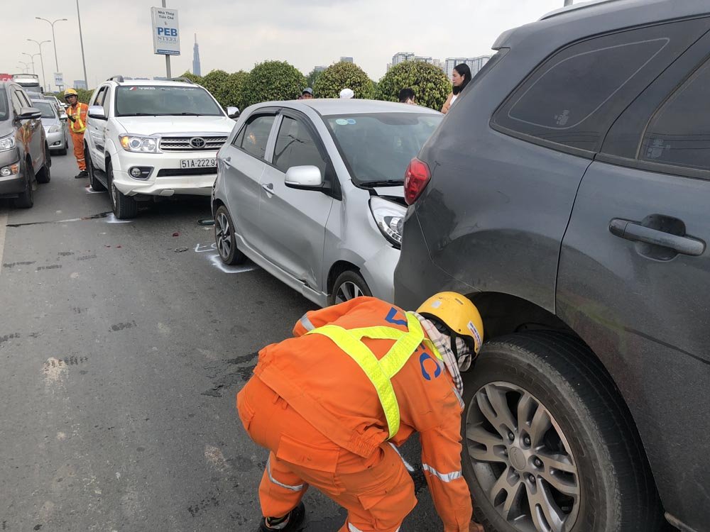 9 ô tô tông liên hoàn trên cao tốc, giao thông ùn tắc nghiêm trọng