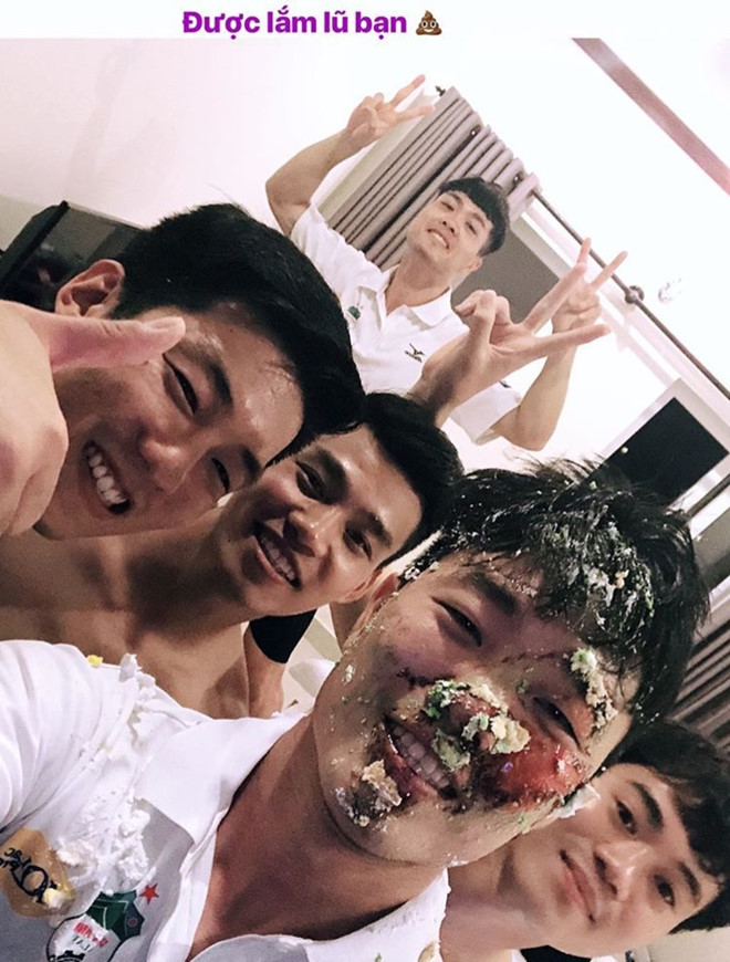 Xuân Trường bị đồng đội chơi khăm đúng sinh nhật dù đề phòng trước