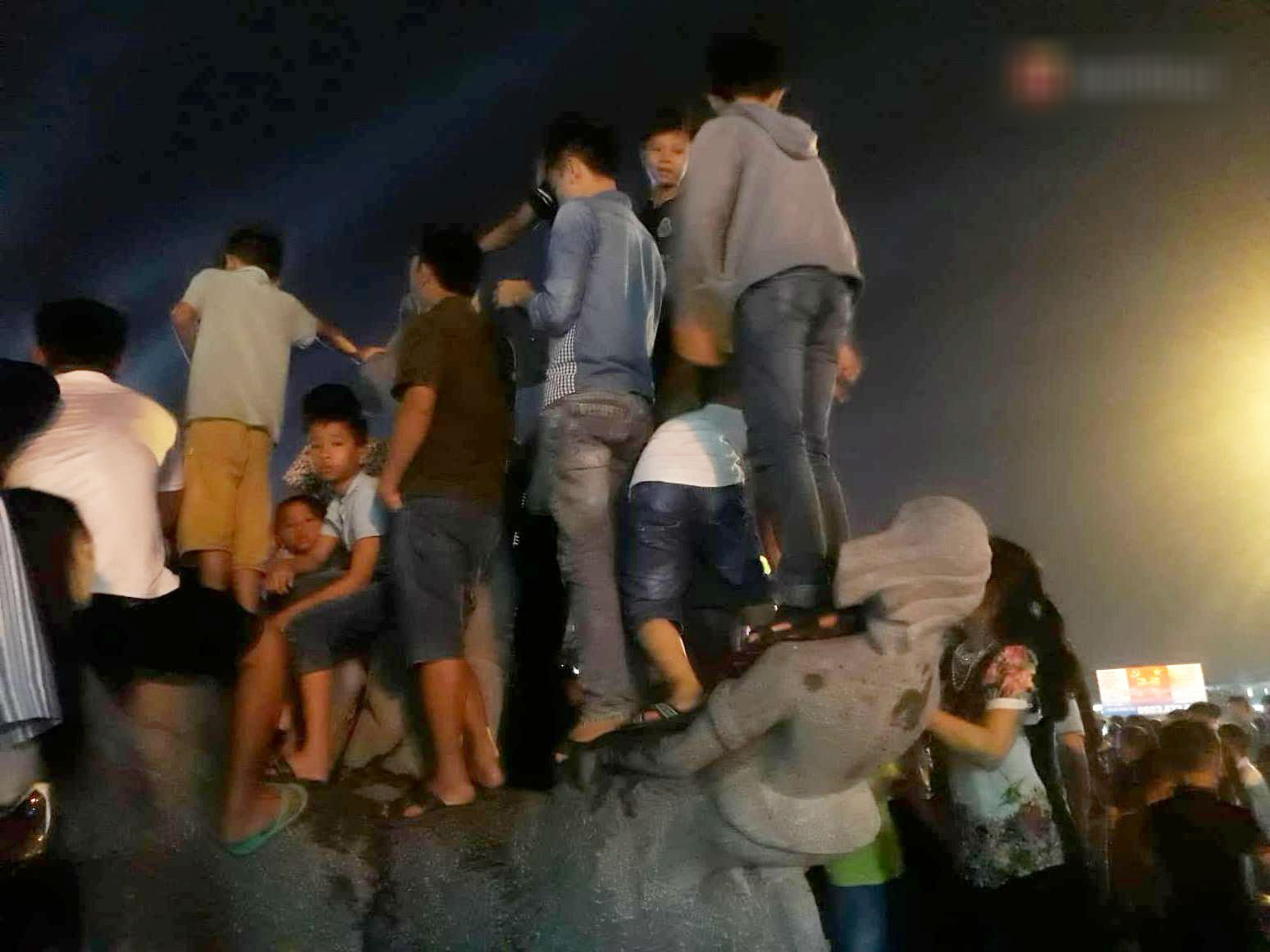 Ngán ngẩm hình ảnh hàng chục nam thanh niên giẫm đạp lên các bức tượng ở Cửa Lò để xem pháo hoa