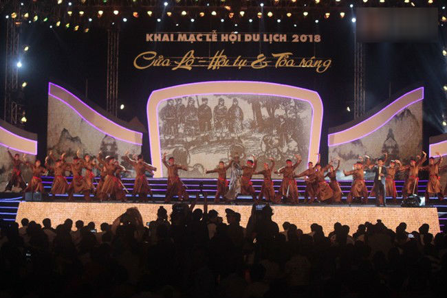 Ngán ngẩm hình ảnh hàng chục nam thanh niên giẫm đạp lên các bức tượng ở Cửa Lò để xem pháo hoa