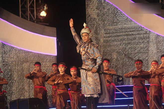 Ngán ngẩm hình ảnh hàng chục nam thanh niên giẫm đạp lên các bức tượng ở Cửa Lò để xem pháo hoa Ngán ngẩm hình ảnh hàng chục nam thanh niên giẫm đạp lên các bức tượng ở Cửa Lò để xem pháo hoa