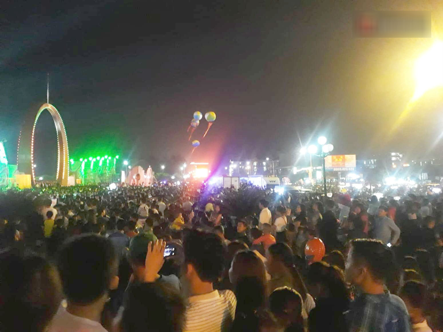 Ngán ngẩm hình ảnh hàng chục nam thanh niên giẫm đạp lên các bức tượng ở Cửa Lò để xem pháo hoa