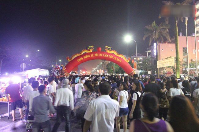 Ngán ngẩm hình ảnh hàng chục nam thanh niên giẫm đạp lên các bức tượng ở Cửa Lò để xem pháo hoa