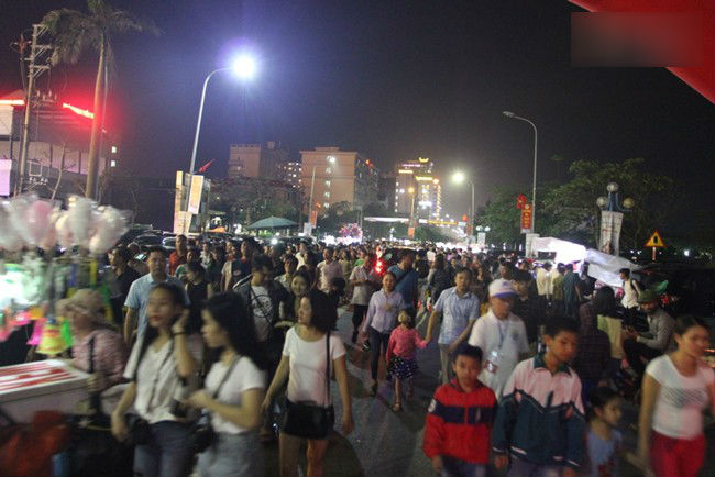 Ngán ngẩm hình ảnh hàng chục nam thanh niên giẫm đạp lên các bức tượng ở Cửa Lò để xem pháo hoa