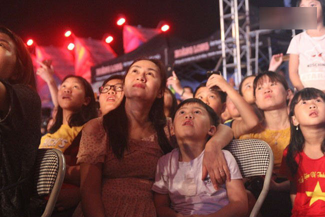 Ngán ngẩm hình ảnh hàng chục nam thanh niên giẫm đạp lên các bức tượng ở Cửa Lò để xem pháo hoa