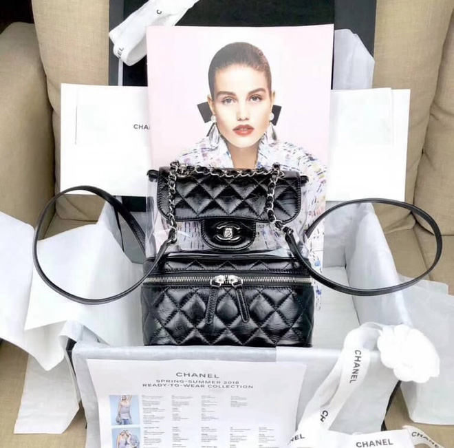Balo nhựa trong như trẻ con có giá gần trăm triệu mà cả Kỳ Duyên, Mai Phương Thúy và Kylie Jenner đều mê Balo nhựa trong như trẻ con có giá gần trăm triệu mà cả Kỳ Duyên, Mai Phương Thúy và Kylie Jenner đều mê