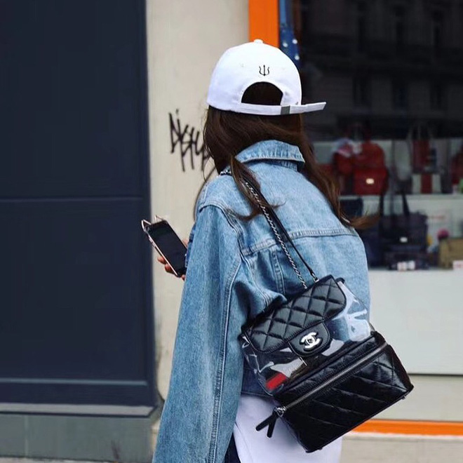 Balo nhựa trong như trẻ con có giá gần trăm triệu mà cả Kỳ Duyên, Mai Phương Thúy và Kylie Jenner đều mê Balo nhựa trong như trẻ con có giá gần trăm triệu mà cả Kỳ Duyên, Mai Phương Thúy và Kylie Jenner đều mê