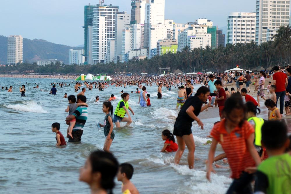 Hàng nghìn du khách đổ về biển Nha Trang ‘giải nhiệt’ ngày 30/4