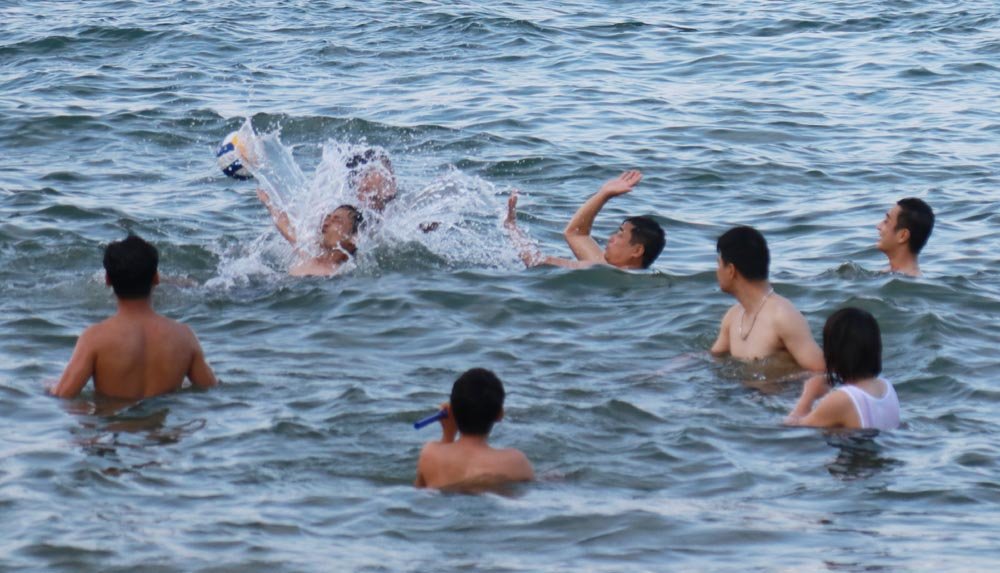 Hàng nghìn du khách đổ về biển Nha Trang ‘giải nhiệt’ ngày 30/4
