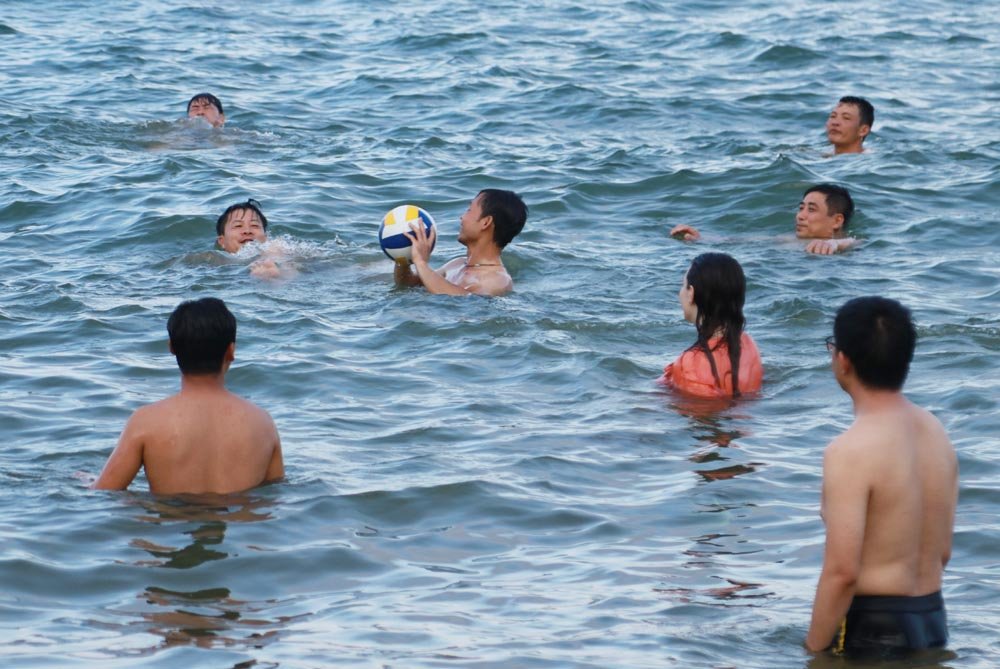 Hàng nghìn du khách đổ về biển Nha Trang ‘giải nhiệt’ ngày 30/4