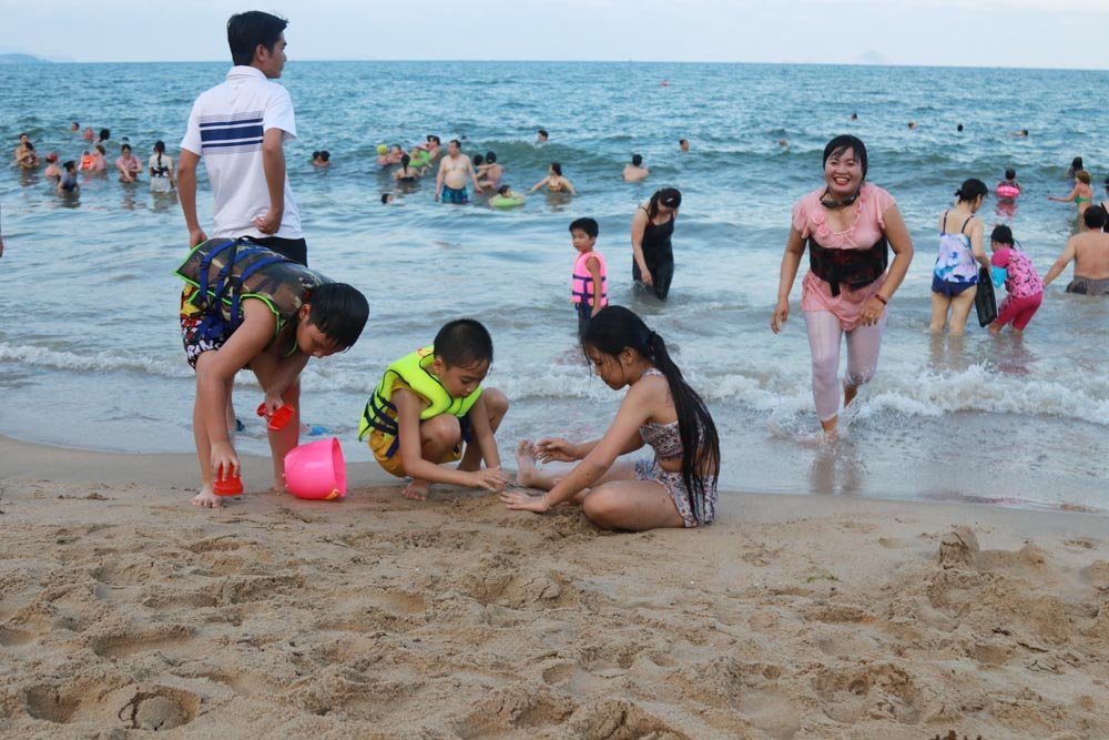 Hàng nghìn du khách đổ về biển Nha Trang ‘giải nhiệt’ ngày 30/4