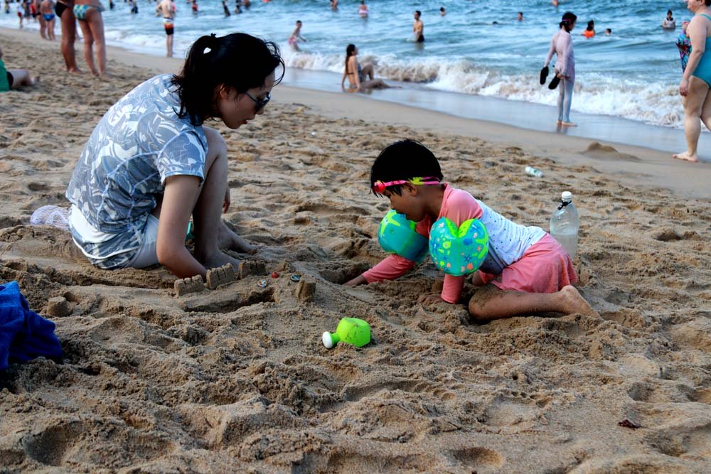 Hàng nghìn du khách đổ về biển Nha Trang ‘giải nhiệt’ ngày 30/4