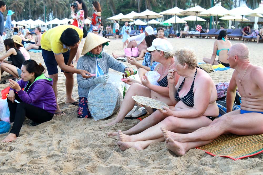 Hàng nghìn du khách đổ về biển Nha Trang ‘giải nhiệt’ ngày 30/4