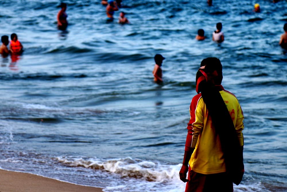 Hàng nghìn du khách đổ về biển Nha Trang ‘giải nhiệt’ ngày 30/4