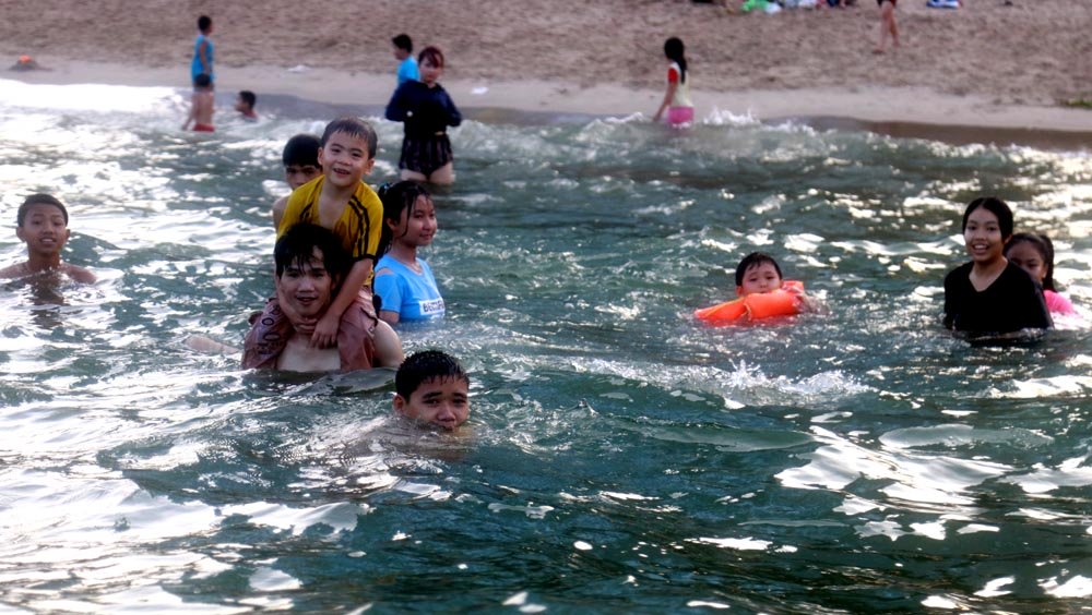 Hàng nghìn du khách đổ về biển Nha Trang ‘giải nhiệt’ ngày 30/4