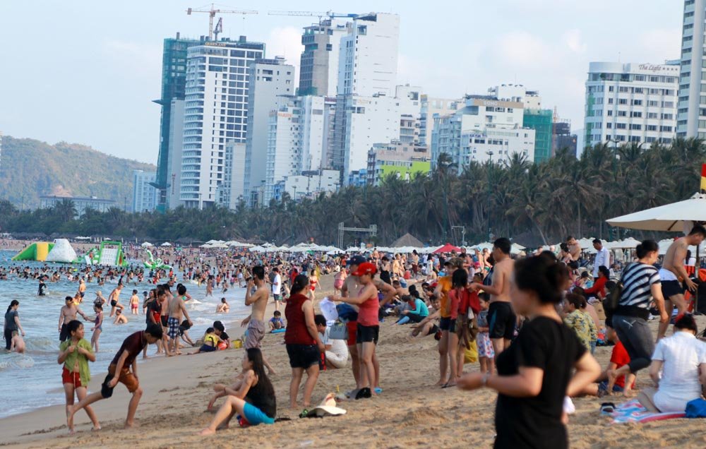 Hàng nghìn du khách đổ về biển Nha Trang ‘giải nhiệt’ ngày 30/4