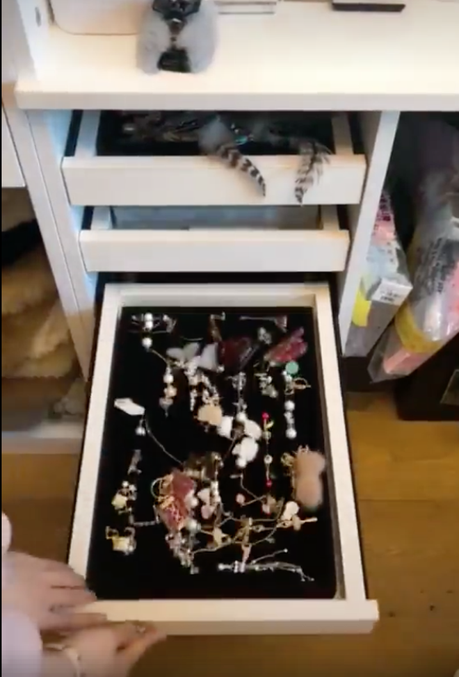 Câu nói gây ám ảnh nhất lễ này: Chờ tí em thay đồ sắp xong rồi và đây là nguyên nhân!