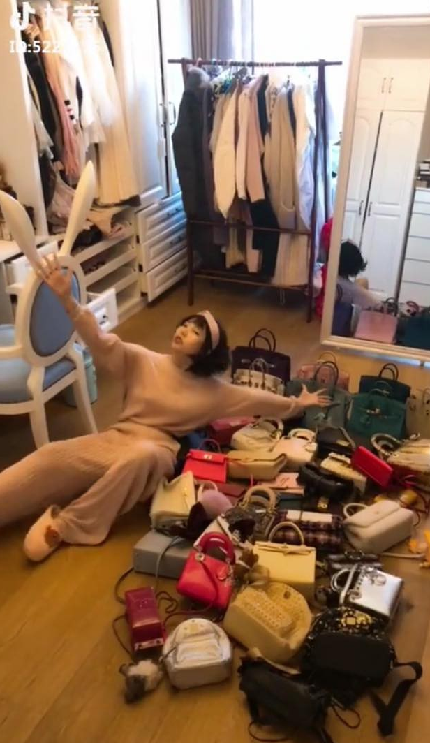 Câu nói gây ám ảnh nhất lễ này: Chờ tí em thay đồ sắp xong rồi và đây là nguyên nhân!