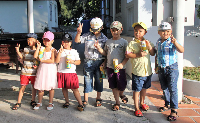 Kiều bào ở 24 quốc gia và vùng lãnh thổ xúc động dự lễ chào cờ tại Trường Sa