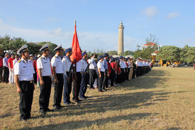 Kiều bào ở 24 quốc gia và vùng lãnh thổ xúc động dự lễ chào cờ tại Trường Sa
